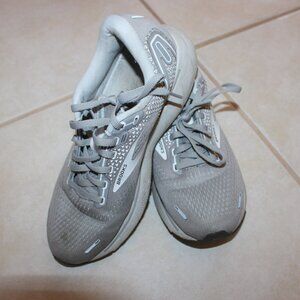 Brooks Ghost 14. Women Size 8 WIDE  Color Gray.